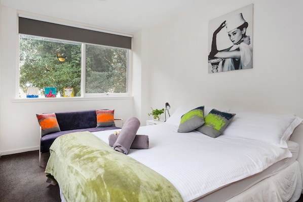 Bedroom 1: Queen bed, chiropractic mattress & base, relaxing leafy outlook.
