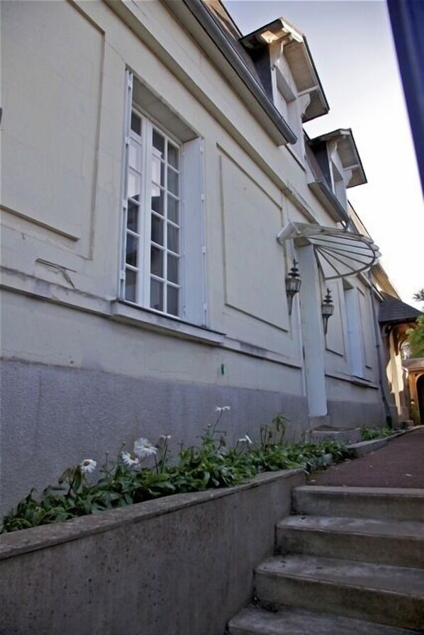 Belle maison du 16ème siècle. Vue sur la Loire face au château
