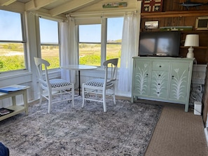 Living room/dining area