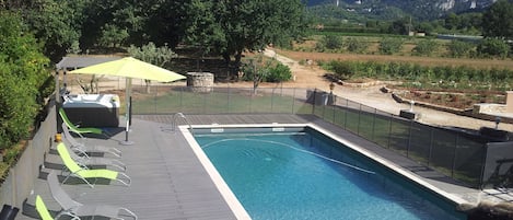 piscine et sa terrasse