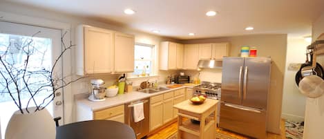 Great kitchen/dining with all new high end appliances.