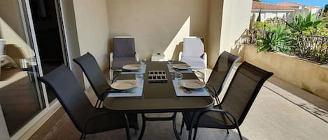 Coin repas et transats sur la terrasse de 26m2