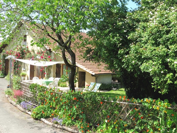 façade gîte avec son jardin privatif