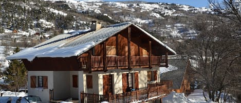 Vue du chalet de l'extérieur - jardin en hiver