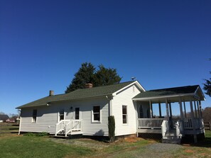 The Milker's Cottage - Beds for 9 people; horses at your back door.