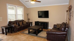 Living area with Directv, DVD player and Flatscreen TV
