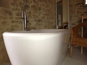 La Luberon : baignoire dans la suite / bathroom in the suite