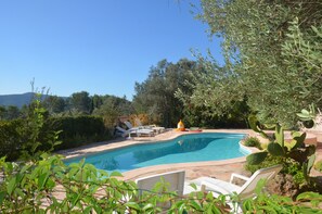 Grande piscine (11M) sécurisée avec vue. Abritée du vent. Coté Sud.   