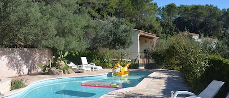 Piscine, coté sud, avec terrasse sud après le portillon, et la maison