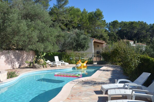 Piscine, coté sud, avec terrasse sud après le portillon, et la maison