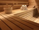 Véritable sauna Finlandais avec roches volcaniques intégré à la construction