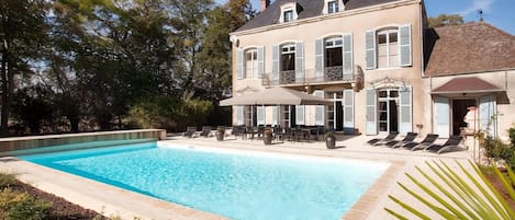 Grande convivialité, les pièces à vivre et la cuisine donnent sur la piscine.