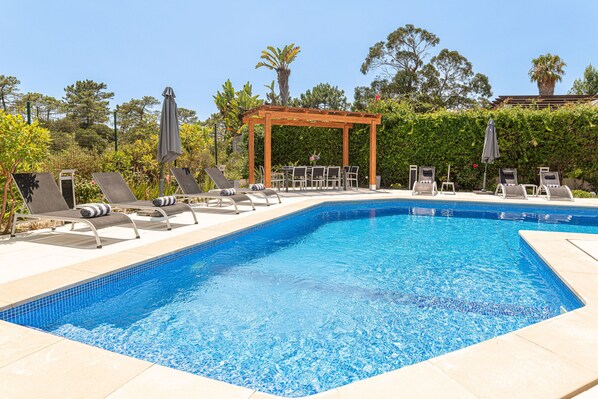 Swimming pool located in an outdoor space with all the amenities for a family holiday.