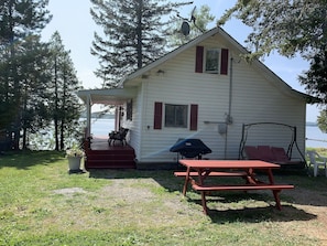 Propane grill, picnic table, outside fireplace.
Great for entertaining
