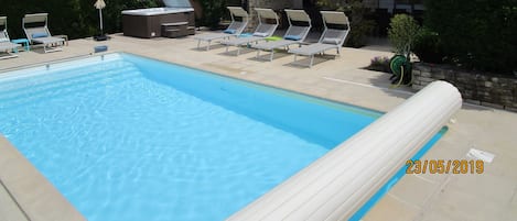 Piscine chauffée et sécurisée : 9 m x 4 m et jacuzzi près de la terrasse abritée