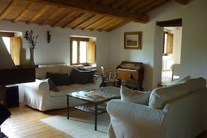 First Floor living room (2)