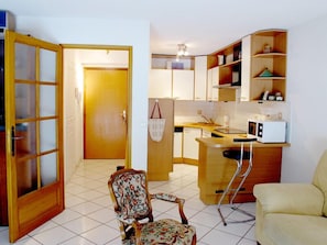 Séjour, cuisine, entrée
