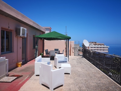 PENTHOUSE-Suite mit eigenem SOLARIUM der Nähe von Taormina