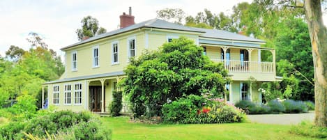 Historic Hawkesbury Homestead 1883, set in 13 private acres, beautiful gardens.