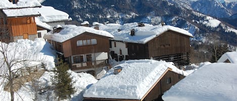 borgo di sauris di sopra, casa a destra con panorama