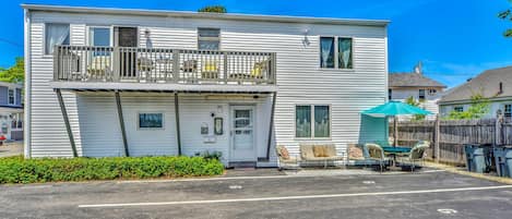 Beautiful Two Storey Serenity Cottage facing the ocean and beach