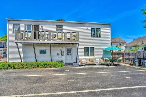 Beautiful Two Storey Serenity Cottage facing the ocean and beach