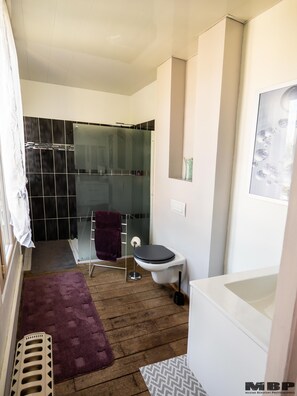 Chambre Céline salle de bain privée.