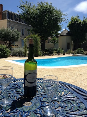 Villa Céline, jardin, terrasse et piscine à l'arrière de la maison.