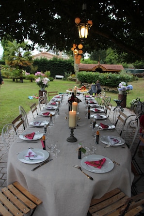 Un dîner se prépare sur la terrasse ombragée