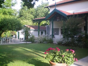 Auvent devant cuisine et annexe (une chambre,     dortoir, salle d'eau)