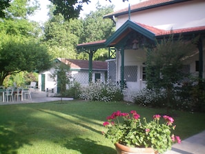 Auvent devant cuisine et annexe (une chambre,     dortoir, salle d'eau)