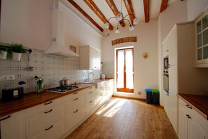 La cucina - veduta per intero. La porta dà accesso alla terrazza più grande