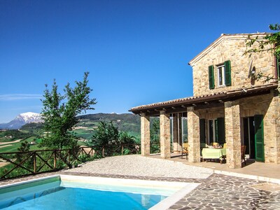 Villa privada con impresionantes vistas y piscina de agua salada aislada