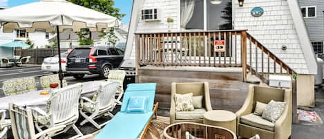 Serendipity cottage has a private spacious patio and deck area facing the ocean.