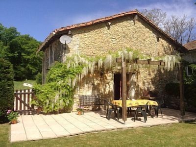 Pretty Stone Cottage with pool in Perigord Vert near Brantôme
