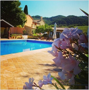 Ideal Umbrian Retreat For Reunions: Enjoy Peaceful Countryside And Walk To Shops