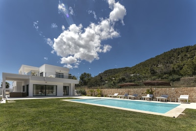Villa mit atemberaubendem Meerblick, 2 km von Ibizas Altstadt und Stränden 