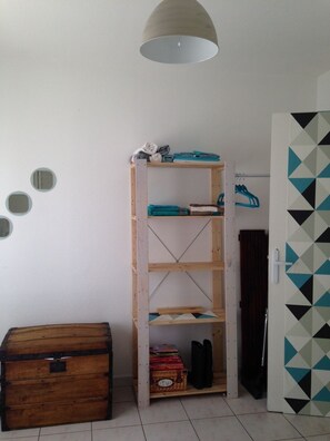 Chambre quaie west
Étagère et penderie