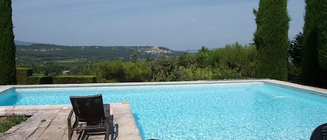 la piscine avec vue sur le Luberon et Lacoste