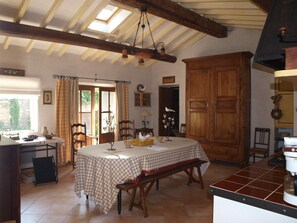 cuisine/salle à manger (porte du fond donnant sur la sdb)