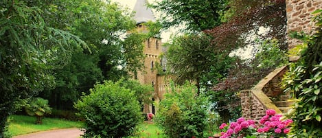 View of Chateau Le Mur from the adjacent Manoir