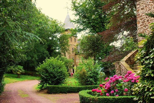 View of Chateau Le Mur from the adjacent Manoir