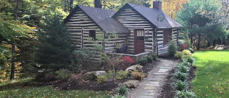 Welcome to our cozy 1 BR cabin with tiered deck, open concept, w/ fireplace! 