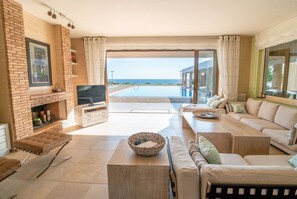 Living Room, direct access to the pool and sea view