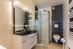 Salle de bains avec douche