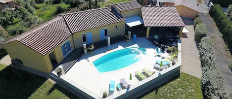 La villa et sa piscine.