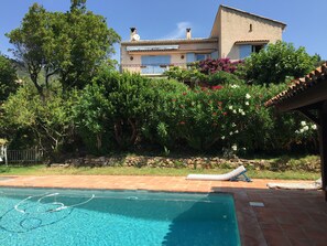 Façade sud de la maison face à la mer avec piscine en contrebas