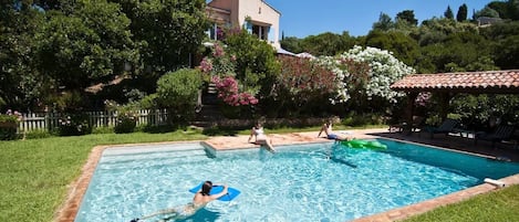 piscine carrelée 10mX5m 
chauffée 27°