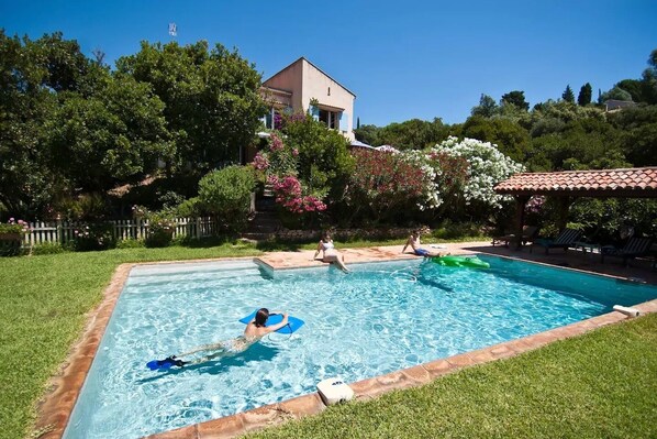 piscine carrelée 10mX5m 
chauffée 27°