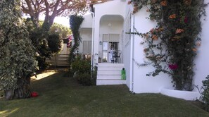 Garden with 2 bedrooms leading to terraces